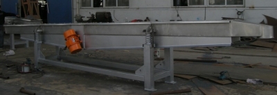 飼料振動輸送機