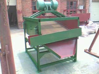 新型節(jié)能環(huán)保選礦設(shè)備褐鐵礦磁選機(jī)