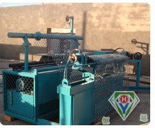 菱形網(wǎng)機(jī) 采用微機(jī)控制，機(jī)電液一體化，自動(dòng)完成吐絲. 剪切， 輸網(wǎng)，鎖邊工序