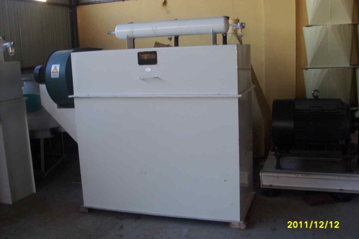 大型飼料，木屑機(jī)組生產(chǎn)線脈沖袋式除塵器