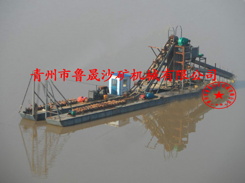 淘金船，大型淘金設(shè)備，淘金船上有幾個溜槽