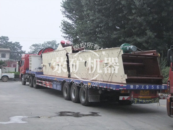 滎礦提供四川SZZ1500*3000自定中心振動篩 自定中心振動篩價(jià)格 