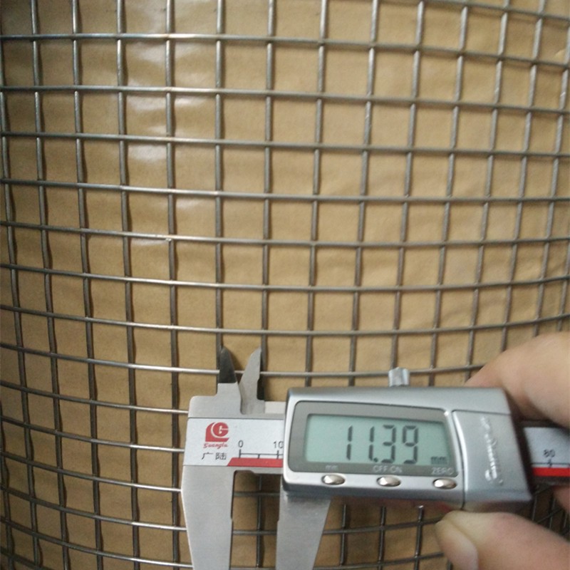 電焊網(wǎng)又稱排焊網(wǎng)、碰焊網(wǎng)、建筑網(wǎng)、外墻保溫網(wǎng)、裝飾網(wǎng)、鐵絲網(wǎng)