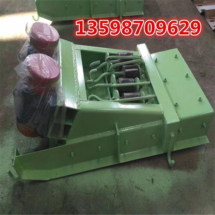 自同步慣性振動給料機采用2米座式給料機安裝方式