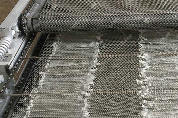 麗星粉皮設(shè)備運(yùn)行穩(wěn)定，帶二次烘干粉皮機(jī)器出機(jī)為條形成品