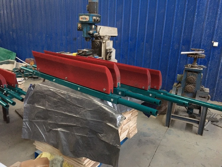 廠家供應優(yōu)質輕型及重型頭道聚氨酯清掃器