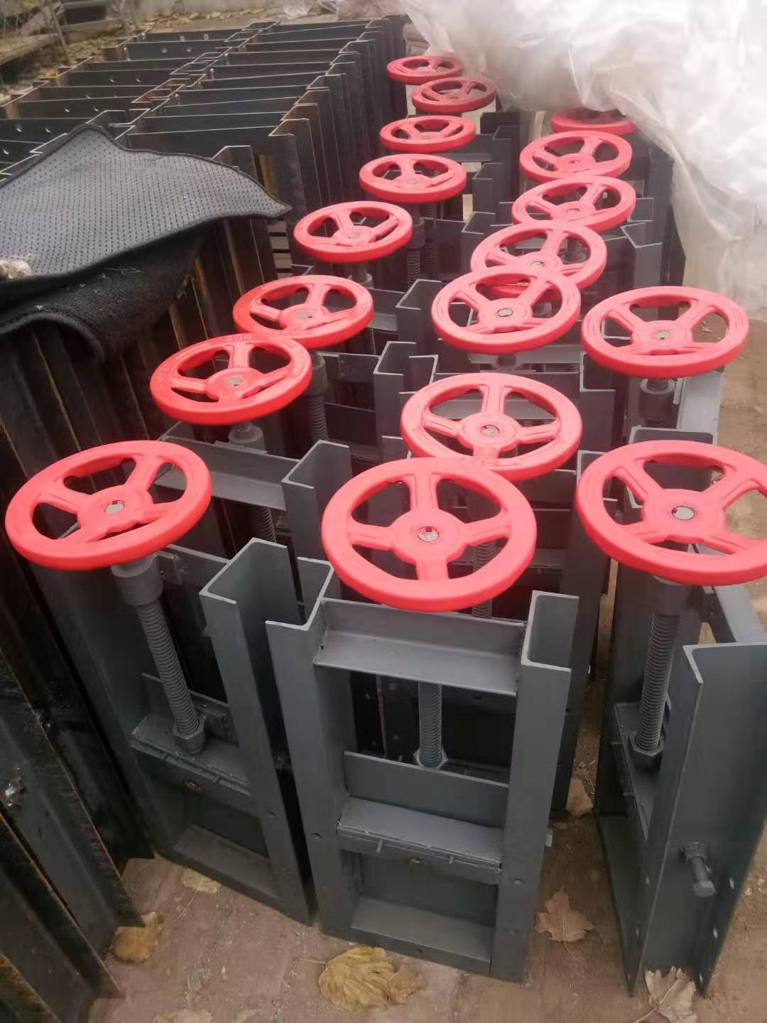 手動(dòng)插板閥刀閥蝶閥翻板閥泊頭市裕恒環(huán)保