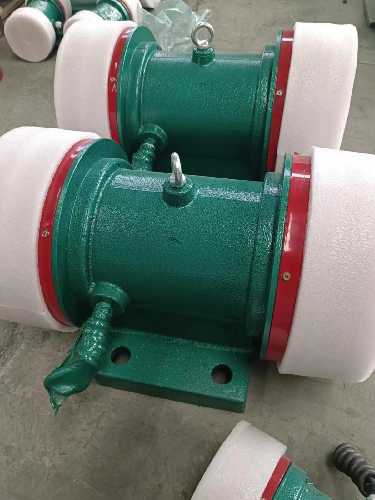 振動電機，振動篩設(shè)備，給料機，側(cè)板電機，倉壁振動器鯤鵬機械設(shè)備供應(yīng)