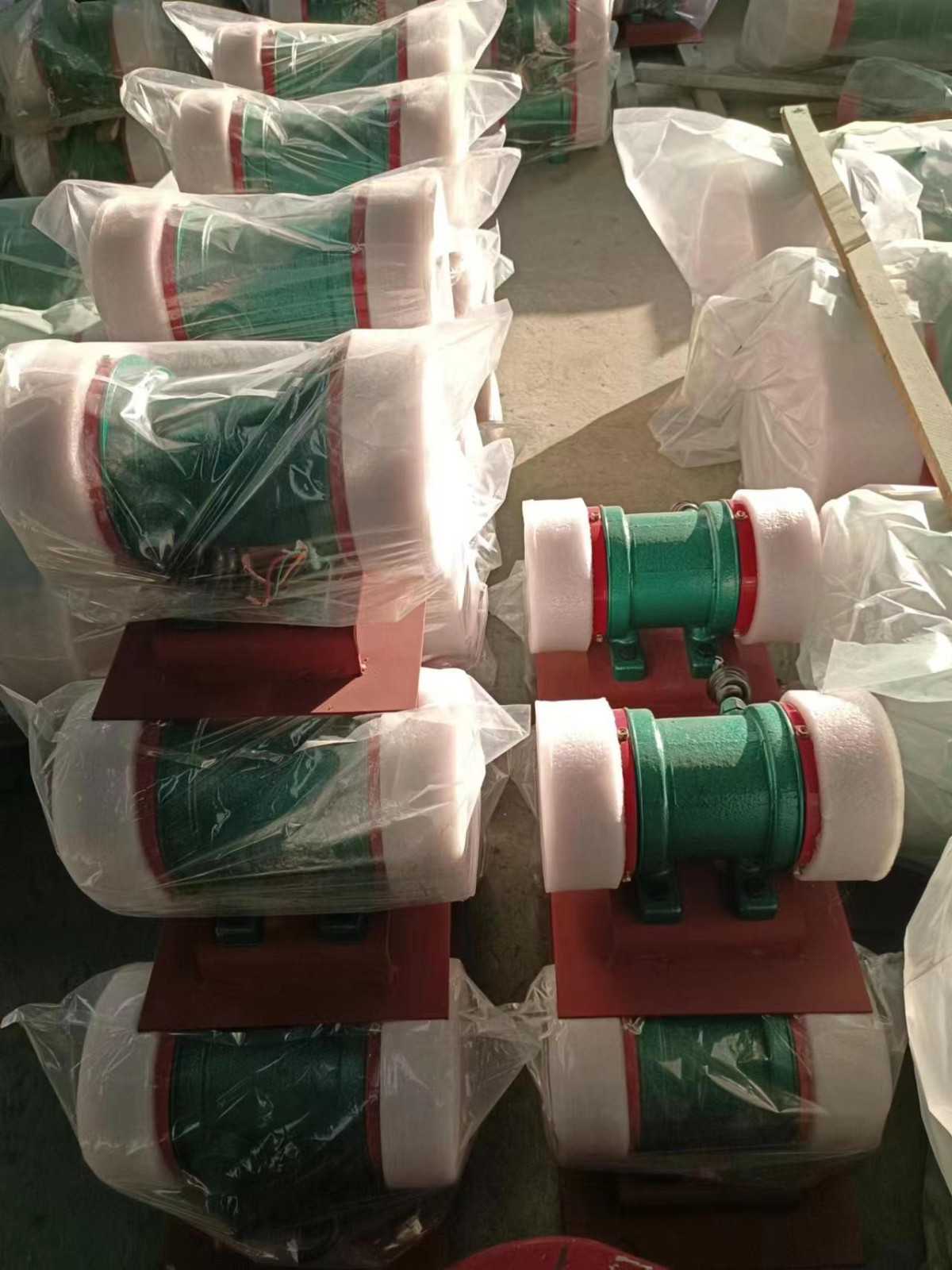 新鄉(xiāng)市鯤鵬機(jī)械設(shè)備廠家供應(yīng)YZS/YZD/YZU/ZFB/LZF系列振動電機(jī)