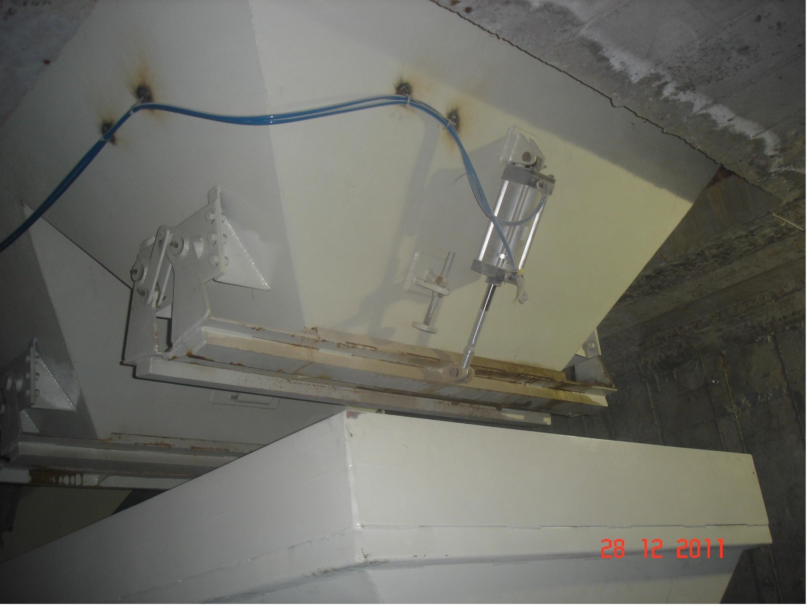 配料斗單門粗精稱量裝置-攪拌站最新創(chuàng)意