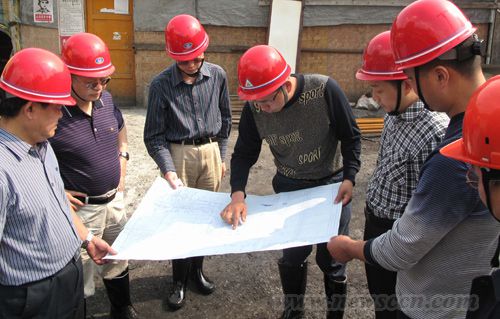 廠長何青松與公司領(lǐng)導一起了解工程進展情況