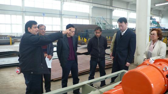 印度客人在陸凱公司車間進(jìn)行觀摩