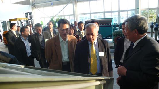 澳大利亞客人對(duì)公司產(chǎn)品進(jìn)行考察和研究