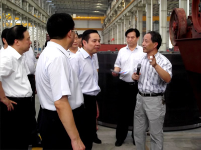 苗董事長向李副省長介紹公司產品及發(fā)展情況