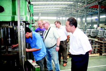 白俄羅斯技術(shù)專家伊里申科先生深入實驗室進(jìn)行產(chǎn)品試驗調(diào)試