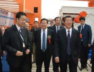 煤炭工業(yè)協(xié)會(huì)會(huì)長(zhǎng)參觀大地工程開(kāi)發(fā)集團(tuán)展位