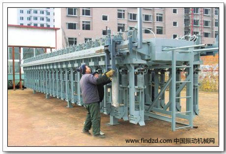 岫巖順達(dá)氣力輸送設(shè)備制造廠工人在調(diào)試17米長(zhǎng)的鋁電解槽用陽(yáng)極提升框架