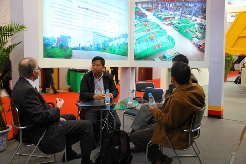 董事長(zhǎng)李順山與外賓親切交流