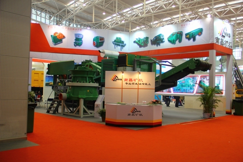 南昌礦機(jī)董事長(zhǎng)李順山與外賓親切交流