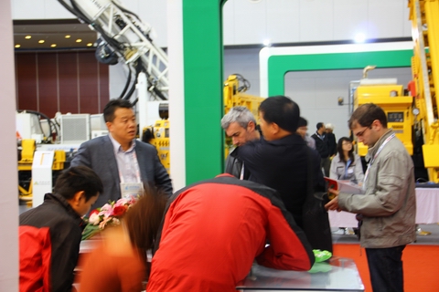 南昌礦機(jī)總經(jīng)理龔友良認(rèn)真聽(tīng)取外賓咨詢