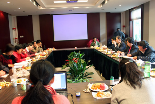 各部門人員結(jié)合本部門的實(shí)際情況發(fā)表建議 呂英理事長對會議進(jìn)行總結(jié)