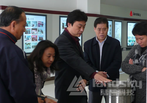人民日?qǐng)?bào)總編室副主任&mdash;&mdash;胡果一行采訪陸凱科技總經(jīng)理
