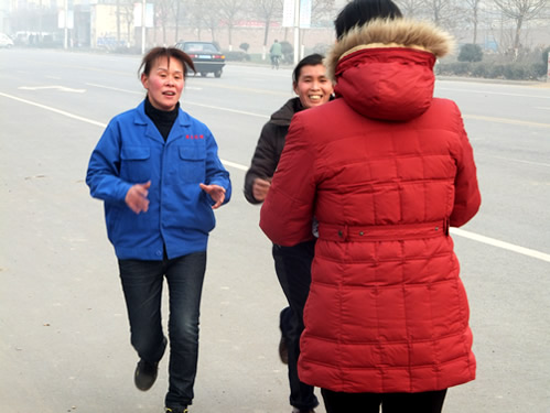 信心十足的威遠人