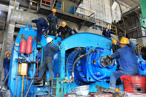 白馬選礦廠精礦管道輸送工程工人正在施工