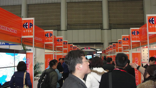 2012年第十四屆西部制博會(huì)展館內(nèi)人頭攢動(dòng)