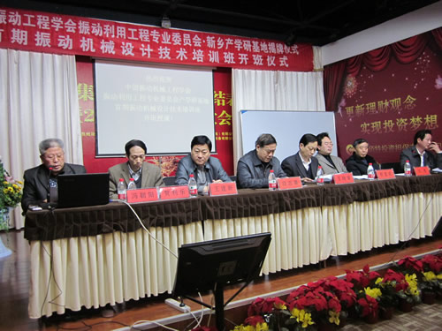 新鄉(xiāng)經(jīng)濟(jì)開發(fā)區(qū)產(chǎn)業(yè)發(fā)展顧問、新鄉(xiāng)振動(dòng)機(jī)械設(shè)備行業(yè)協(xié)會(huì)秘書長(zhǎng)馮朝陽