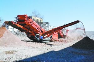 移動式建筑垃圾綜合處理設(shè)備由移動顎式破碎機(jī)、移動反擊式破碎機(jī)和移動式篩分機(jī)三臺大型機(jī)械組成