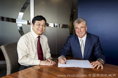 合作協(xié)議由大地董事長(zhǎng)謝美華（左）與賽吉滿(mǎn)董事長(zhǎng)路瑟爾肯普尼克（右）簽訂。