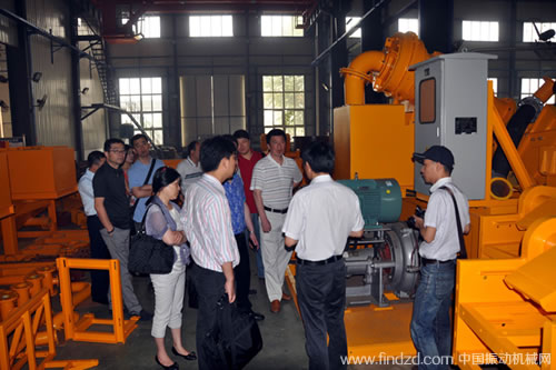 上海市水務系統領導及專家到黑旋風工程機械考察調研城市管網污泥處理設備