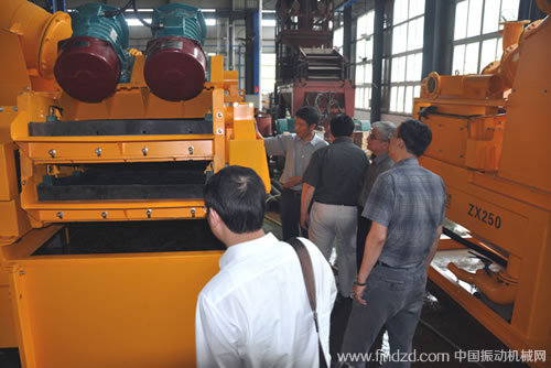 專家組領導參觀黑旋風工程機械振動篩產品
