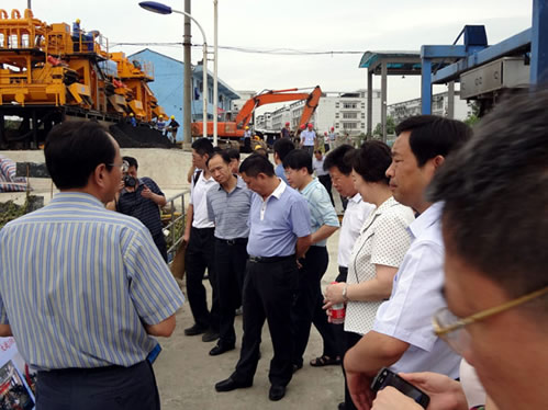 武漢市政協(xié)副主席、臺盟主委江中聯(lián)率市政協(xié)成員到黃孝河箱涵清淤現(xiàn)場視察并督辦重點提案