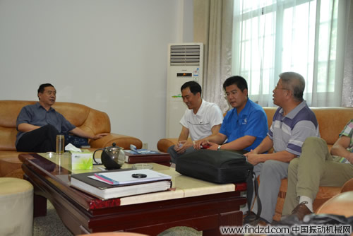 國(guó)內(nèi)振動(dòng)機(jī)械領(lǐng)域?qū)＜叶沃旧平淌谥列锣l(xiāng)市高服篩分機(jī)械有限公司參觀考察