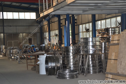 高服振動(dòng)篩生產(chǎn)車(chē)間