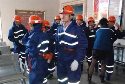 大地工程開發(fā)集團女學員下煤炭礦井參觀