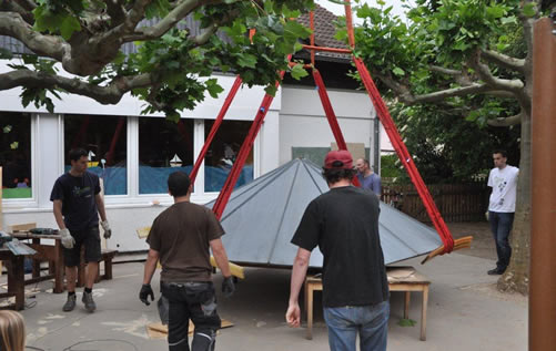 特雷克斯起重機(jī)在狹小空間進(jìn)行吊裝