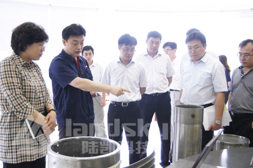 圖一：公司總經(jīng)理李松奕（左二 ）在向團(tuán)省委副書(shū)記宋華英（左一）