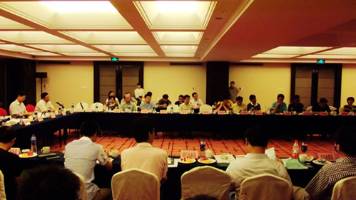 黑旋風(fēng)工程機(jī)械董事長(zhǎng)唐慶明參加公司上海通溝污泥處理技術(shù)推廣會(huì)