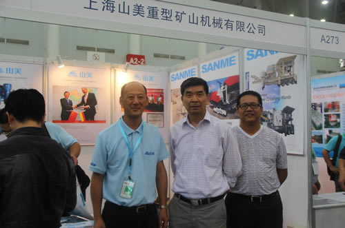 中國(guó)建筑垃圾協(xié)會(huì)副會(huì)長(zhǎng)陳家隴教授和樊斌副會(huì)長(zhǎng)參觀山美展位