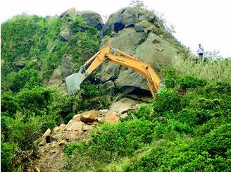 北寧路巨石昨天挖到只剩1／3，將大告功成