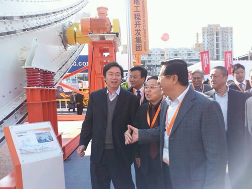 中國(guó)煤炭工業(yè)協(xié)會(huì)會(huì)長(zhǎng)王顯政至大地工程開發(fā)集團(tuán)展區(qū)參觀