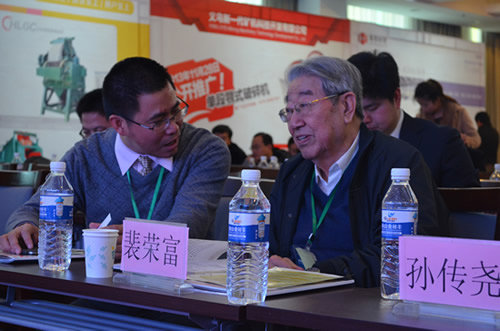 洪鎮(zhèn)波總經(jīng)理（右一）和中國(guó)工程院院士孫傳堯