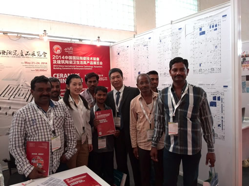 中國建材貿(mào)促會代表團向印度莫爾比地區(qū)參觀團介紹展會情況并合影留念