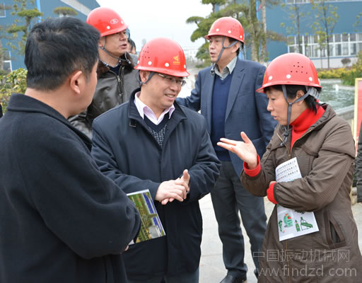 黃石市副市長周蔚芬等領(lǐng)導(dǎo)一行就湖北鑫鷹公司新三板掛牌進行現(xiàn)場調(diào)研