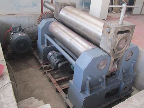 濰坊恒基磁電新研發(fā)大型機械加工設(shè)備-卷板機 正式投入使用