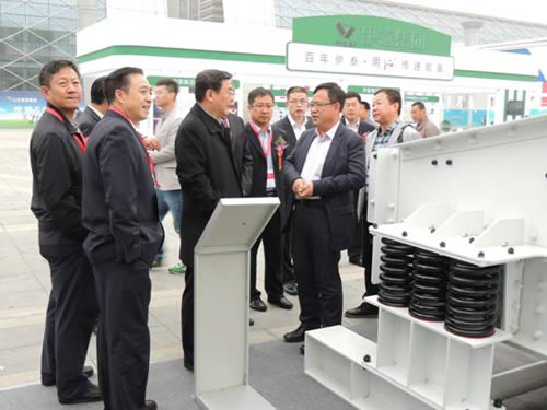 鞍重股份煤博會上展出的振動篩