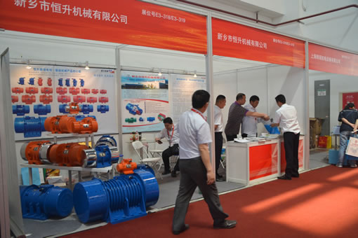 新鄉(xiāng)市恒升機械有限公司鑄造展展臺展出的廣泛應(yīng)用于鑄造行業(yè)的振動電機產(chǎn)品